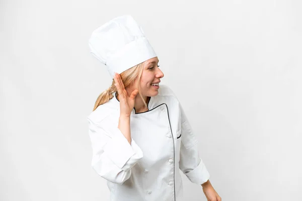 Giovane Chef Donna Sfondo Bianco Isolato Ascoltando Qualcosa Mettendo Mano — Foto Stock