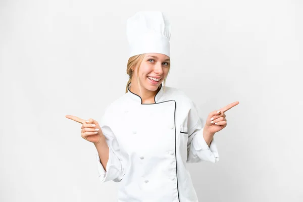 Mladý Kuchař Žena Přes Izolované Bílé Pozadí Ukazující Prstem Laterály — Stock fotografie