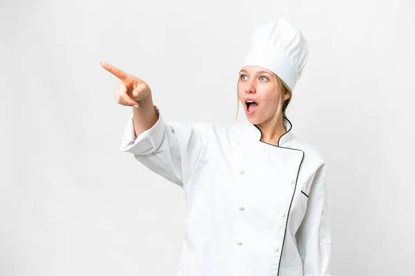 Mladý Kuchař Žena Přes Izolované Bílé Pozadí Ukazuje Pryč — Stock fotografie