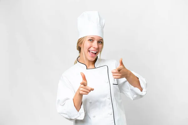 Mladý Kuchař Žena Přes Izolované Bílé Pozadí Ukazuje Přední Usmívá — Stock fotografie