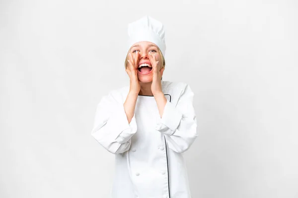 Giovane Chef Donna Sfondo Bianco Isolato Gridando Annunciando Qualcosa — Foto Stock