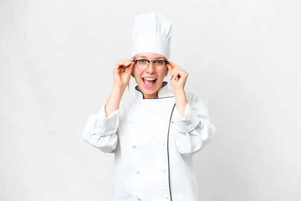 Giovane Donna Chef Sfondo Bianco Isolato Con Occhiali Sorpreso — Foto Stock