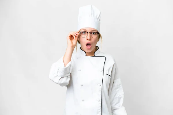 Giovane Donna Chef Sfondo Bianco Isolato Con Occhiali Sorpreso — Foto Stock