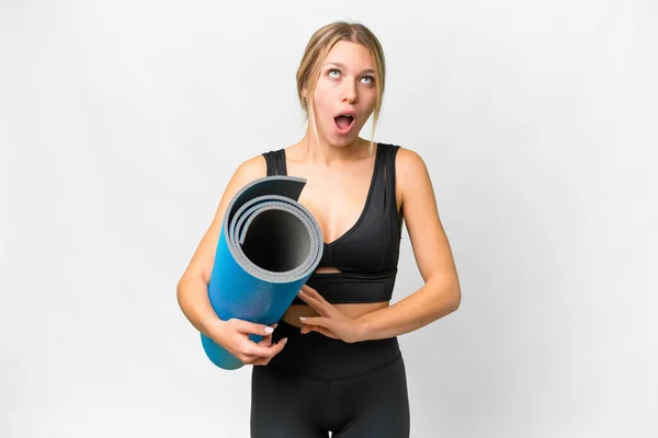 Mujer Deportiva Rubia Yendo Clases Yoga Mientras Sostiene Una Esterilla —  Fotos de Stock