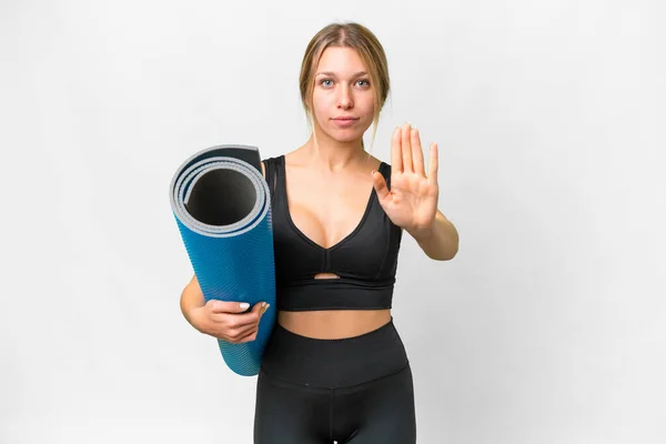 Mujer Deportiva Rubia Yendo Clases Yoga Mientras Sostiene Una Estera —  Fotos de Stock