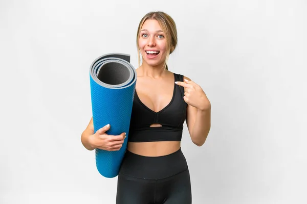 Donna Sportiva Bionda Che Lezioni Yoga Mentre Tiene Tappeto Sfondo — Foto Stock