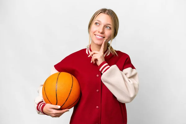 Young Blonde Woman Playing Basketball Isolated Background Thinking Idea While — 스톡 사진