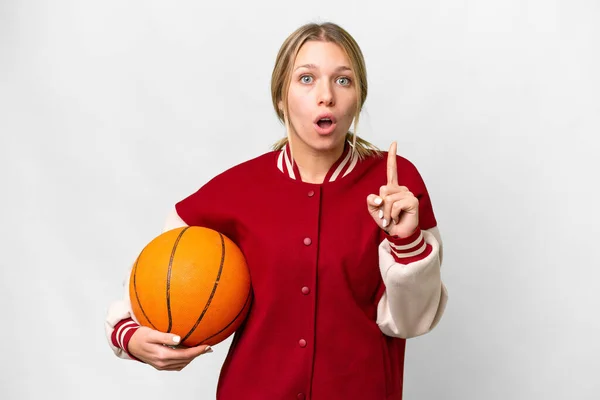 Молодая Блондинка Играющая Баскетбол Изолированном Фоне Думает Идея Показать Пальцем — стоковое фото