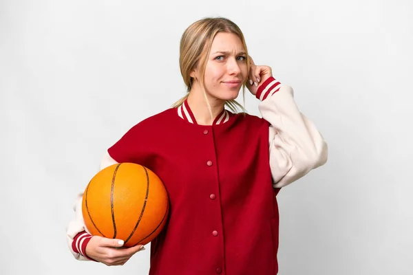 Giovane Donna Bionda Che Gioca Basket Sfondo Isolato Avendo Dubbi — Foto Stock