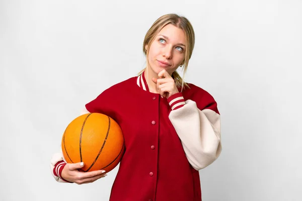 年轻的金发女子在孤独寂寞的背景下打篮球有疑问 — 图库照片
