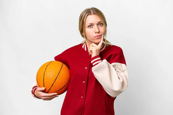 若いですブロンド女性プレイバスケットボール上の隔離された背景思考 — ストック写真