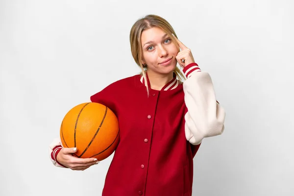 若いですブロンド女性遊びバスケットボール上の隔離された背景考え方 — ストック写真