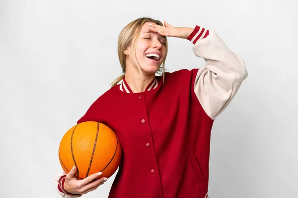 若いですブロンド女性プレイバスケットボール上の隔離された背景笑顔多くの — ストック写真