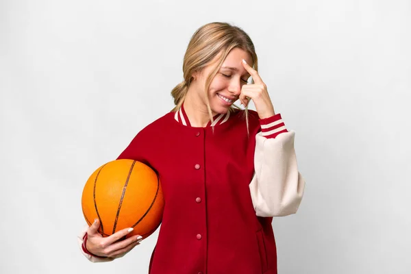 Giovane Donna Bionda Che Gioca Basket Sfondo Isolato Ridendo — Foto Stock