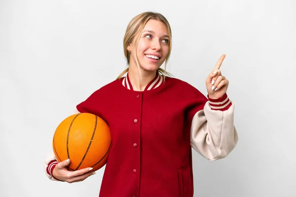 若いですブロンド女性プレイバスケットボール上の隔離された背景を指摘しますA素晴らしいアイデア — ストック写真