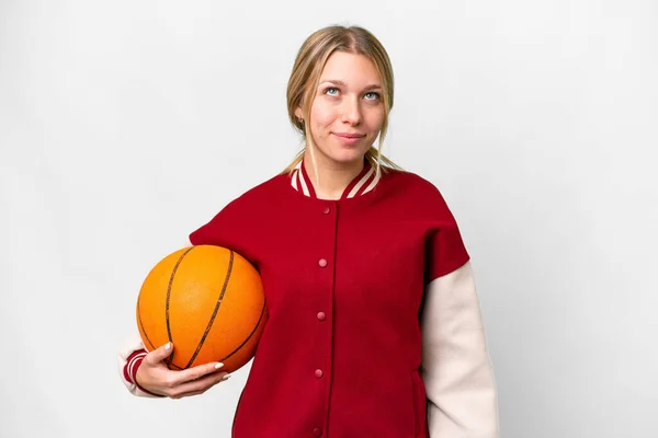 Молодая Блондинка Играет Баскетбол Изолированном Фоне Смотрит Вверх — стоковое фото