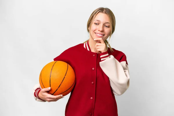 Молодая Блондинка Играет Баскетбол Изолированном Фоне Глядя Сторону Улыбаясь — стоковое фото