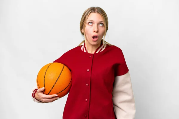 Молодая Блондинка Играет Баскетбол Изолированном Фоне Глядя Вверх Удивленным Выражением — стоковое фото