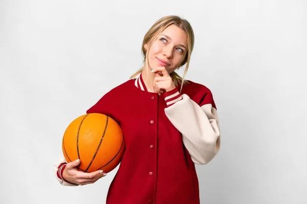 금발의 여자가 위에서 농구를 올려다보고 있습니다 — 스톡 사진
