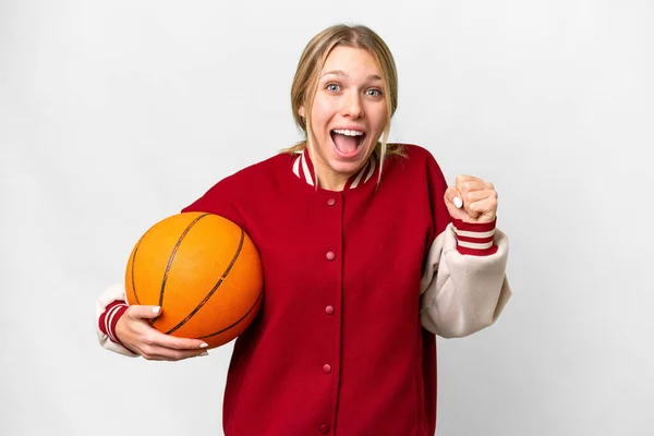 Basketbol Oynayan Genç Sarışın Kadın Arka Planda Galibiyeti Kutluyor — Stok fotoğraf