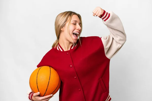 Giovane Donna Bionda Che Gioca Basket Sfondo Isolato Celebrando Una — Foto Stock