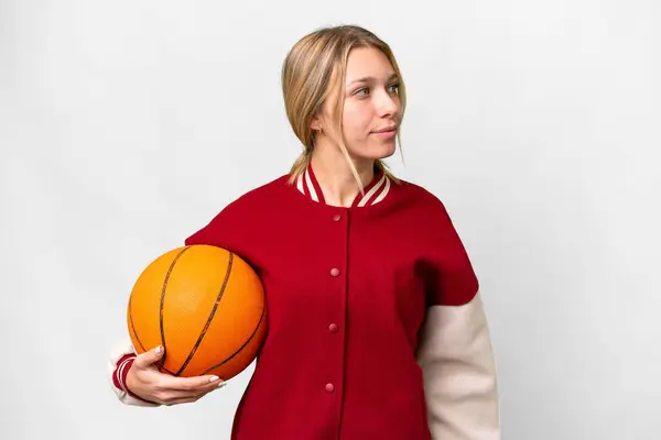 Mladá Blondýna Žena Hraje Basketbal Přes Izolované Pozadí Při Pohledu — Stock fotografie
