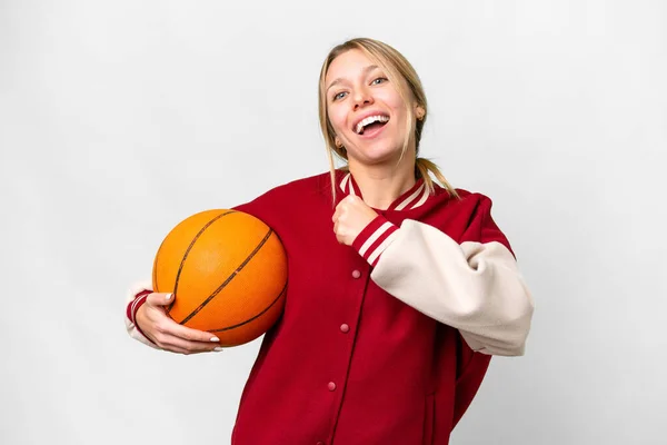 Молода Блондинка Грає Баскетбол Над Ізольованим Тлом Святкуючи Перемогу — стокове фото
