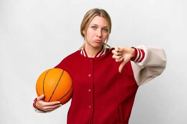 Молодая Блондинка Играет Баскетбол Изолированном Фоне Показывая Большой Палец Вниз — стоковое фото