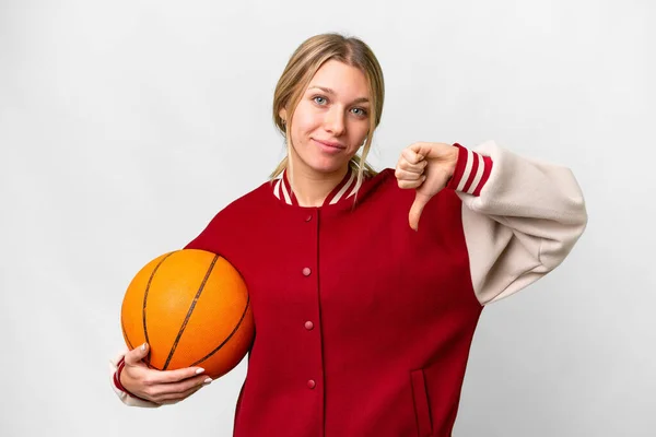 Молодая Блондинка Играет Баскетбол Изолированном Фоне Показывая Большой Палец Вниз — стоковое фото