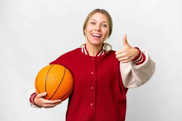 Zole Edilmiş Arka Planda Basketbol Oynayan Genç Sarışın Kadın Başparmaklarını — Stok fotoğraf