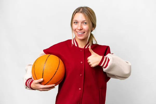 외로운 배경에서 농구를 여자가 엄지손가락을 치켜들고 몸짓을 — 스톡 사진