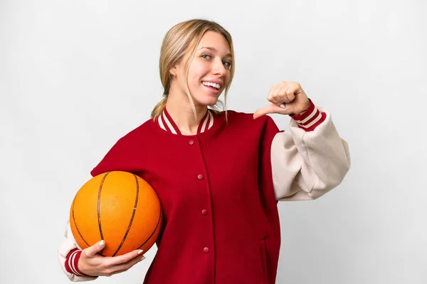 若いですブロンド女性プレイバスケットボール上の隔離された背景誇りと自己満足 — ストック写真