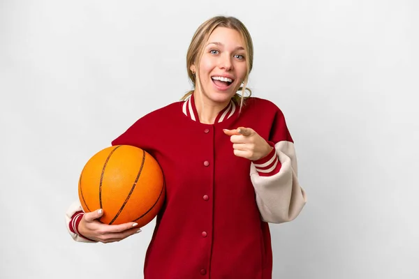 Basketbol Oynayan Genç Sarışın Kadın Arka Planda Şaşırmış Tarafı Işaret — Stok fotoğraf