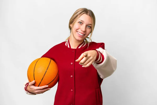 若いですブロンド女性プレイバスケットボール上の隔離された背景ポインティング前とともに幸せな式 — ストック写真