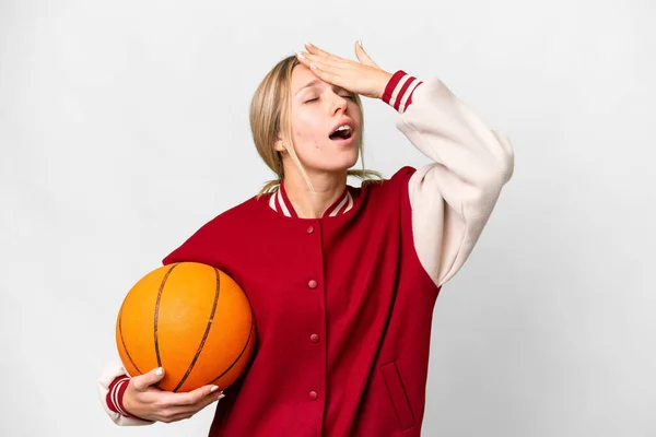 Mladá Blondýnka Hraje Basketbal Přes Izolované Pozadí Uvědomil Něco Záměrem — Stock fotografie