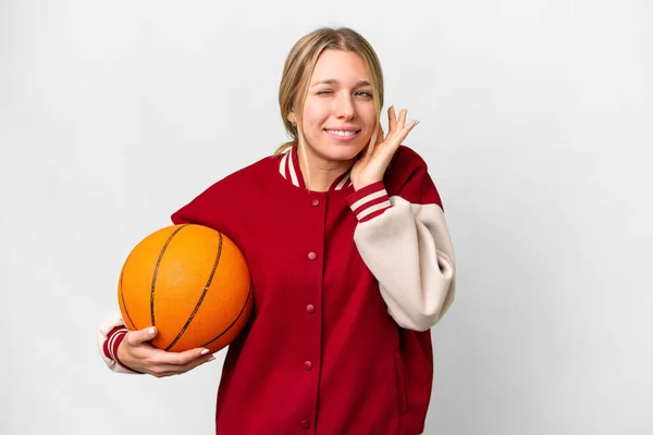 Молодая Блондинка Играющая Баскетбол Изолированном Фоне Расстроена Закрывает Уши — стоковое фото
