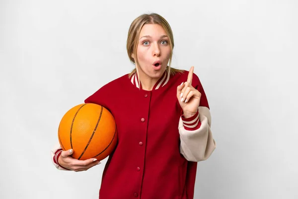 Jonge Blonde Vrouw Spelen Basketbal Geïsoleerde Achtergrond Van Plan Oplossing — Stockfoto