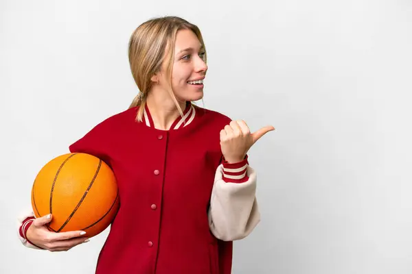 Zole Edilmiş Arka Planda Basketbol Oynayan Genç Sarışın Kadın Bir — Stok fotoğraf