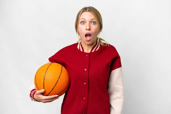 금발의 여자가 의외의 표정으로 배경에서 농구를 — 스톡 사진