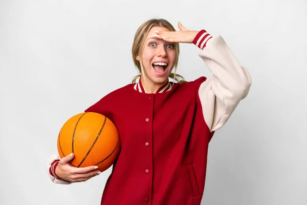 Basket Oynayan Genç Sarışın Kadın Izole Edilmiş Arka Planda Sürpriz — Stok fotoğraf