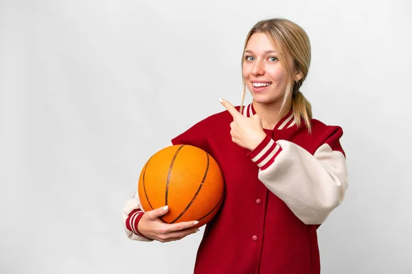 Νεαρή Ξανθιά Γυναίκα Που Παίζει Μπάσκετ Απομονωμένο Φόντο Που Δείχνει — Φωτογραφία Αρχείου