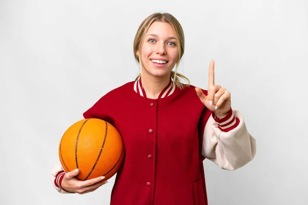 Молода Блондинка Грає Баскетбол Над Ізольованим Тлом Показуючи Піднімаючи Палець — стокове фото