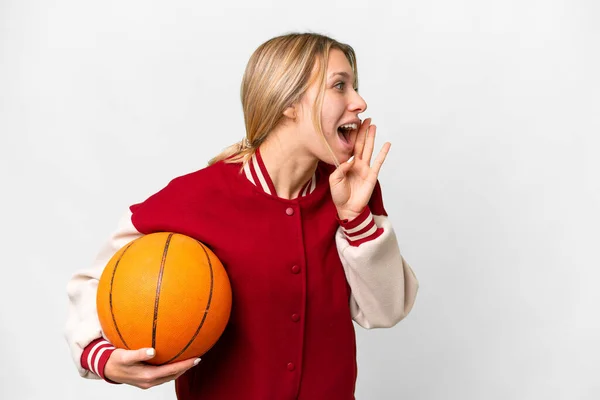 Arka Planda Basketbol Oynayan Genç Sarışın Kadın Ağzı Sonuna Kadar — Stok fotoğraf
