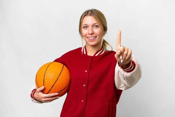 Młoda Blondynka Gra Koszykówkę Odosobnionym Tle Pokazując Podnosząc Palec — Zdjęcie stockowe