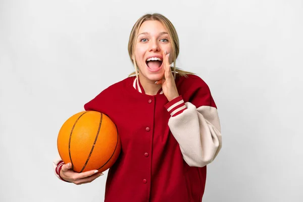年轻的金发女子在孤零零的背景下打篮球 张大嘴大喊 — 图库照片