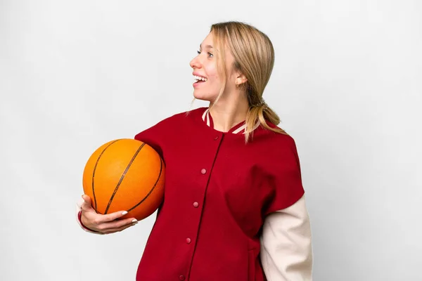 Молода Блондинка Грає Баскетбол Над Ізольованим Фоном Сміючись Боковому Положенні — стокове фото
