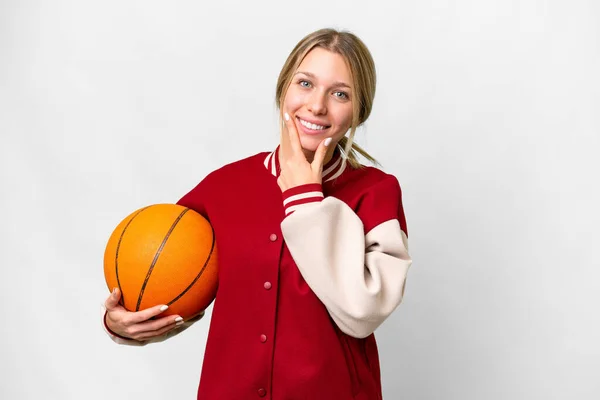 Soyutlanmış Arka Planda Basketbol Oynayan Genç Sarışın Kadın Mutlu Gülümsüyor — Stok fotoğraf