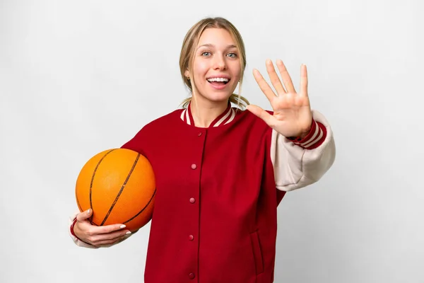 若いですブロンド女性プレイバスケットボール上の隔離された背景カウント5とともに指 — ストック写真