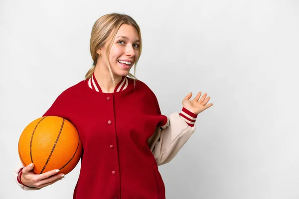 Молода Блондинка Грає Баскетбол Над Ізольованим Тлом Розтягуючи Руки Бік — стокове фото