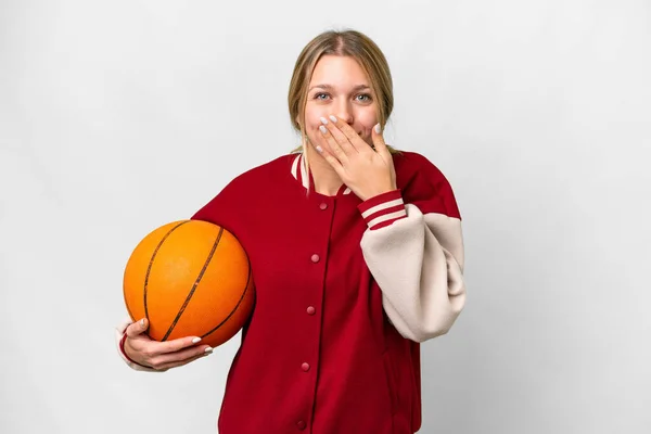 若いですブロンド女性プレイバスケットボール上の隔離された背景幸せと笑顔カバー口とともに手 — ストック写真